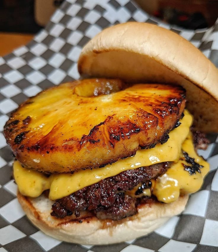 Hamburguesa hawaiana vaquera con piña asada